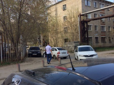 Перекрыли тротуар-газон и заезд во двор в Екатеринбурге!