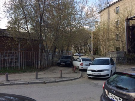 Перекрыли тротуар-газон и заезд во двор в Екатеринбурге!