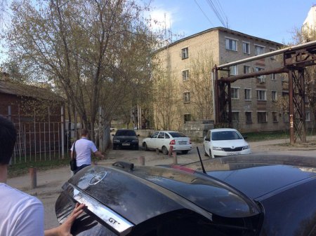 Перекрыли тротуар-газон и заезд во двор в Екатеринбурге!